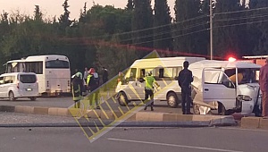 İşçi servisi ile ticari araç çarpıştı