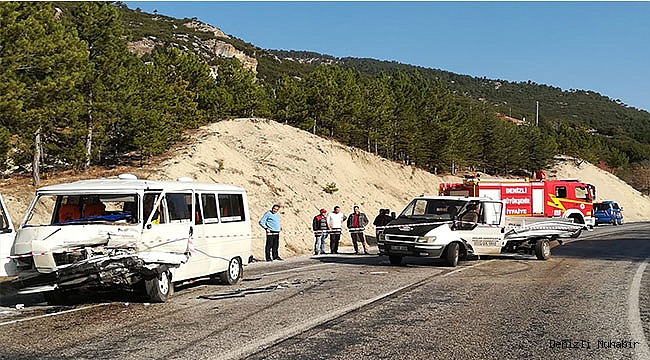 Denizli'de minibüsle kamyonet çarpıştı 4 kişi yaralandı