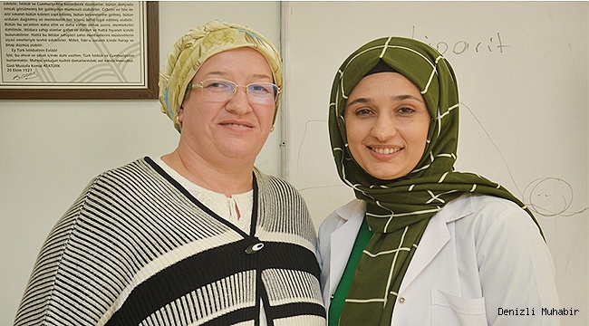 Ana-kız üniversiteye hazırlanıyorlar