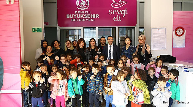 Minikler, "Sevgi Eli" gönüllüsü oldu