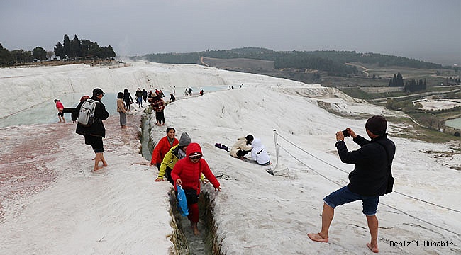 "Beyaz cennet" Pamukkale, yeni yılın ilk gününde ziyaretçilerini ağırladı