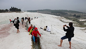 "Beyaz cennet" Pamukkale, yeni yılın ilk gününde ziyaretçilerini ağırladı