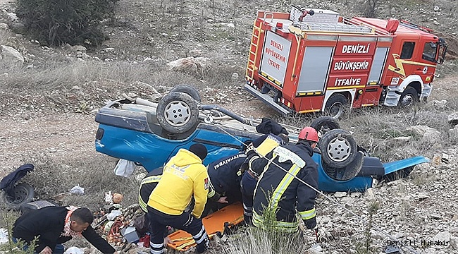 Denizli'de şarampole devrilen otomobilde sıkışan iki yaralı kurtarıldı