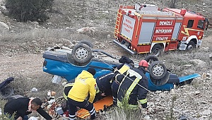 Denizli'de şarampole devrilen otomobilde sıkışan iki yaralı kurtarıldı