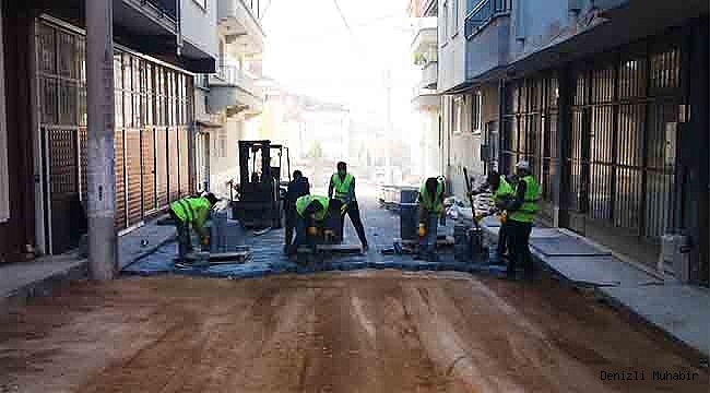 Tavas İlçesi’nde kilitli parke taşı döşeme çalışmaları hızla devam ediyor.