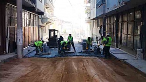 Tavas İlçesi’nde kilitli parke taşı döşeme çalışmaları hızla devam ediyor.