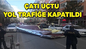 Uçan çatı yol kapattı