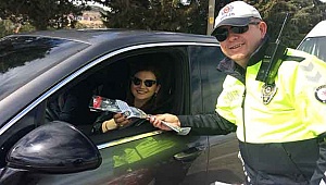 Denizli'de trafik polisleri kadın sürücü ve yolculara karanfil dağıttı