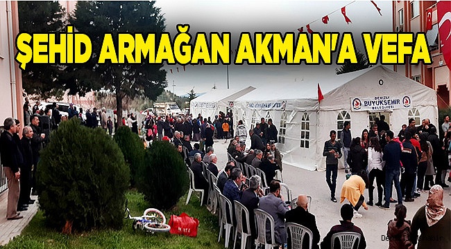 Her gün bir hayırsever yemek dağıtıyor