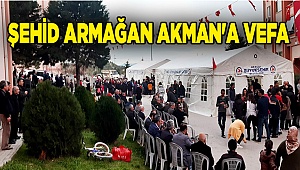Her gün bir hayırsever yemek dağıtıyor