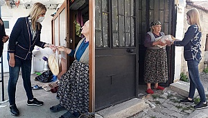 BAŞKAN DOĞAN EKİPLERLE BİRLİKTE EKMEK DAĞITIYOR