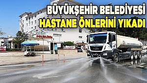 Büyükşehir, hastane önlerini yıkayıp dezenfekte etti