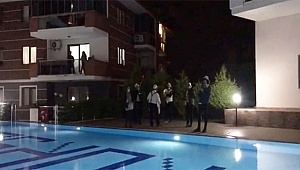 Denizli'de bir sitenin bahçesinde düzenlenen etkinlikle 23 Nisan kutlandı