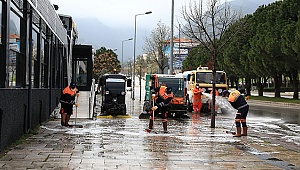Lise ve Çamlık Caddesi yıkanıp dezenfekte edildi