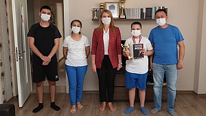 BAŞKAN DOĞAN DERECEYE GİREN SPORCULARA ÖDÜLLERİNİ TESLİM ETTİ