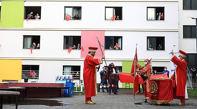 Büyükşehir'den karantinadaki gurbetçilere mehteran sürprizi