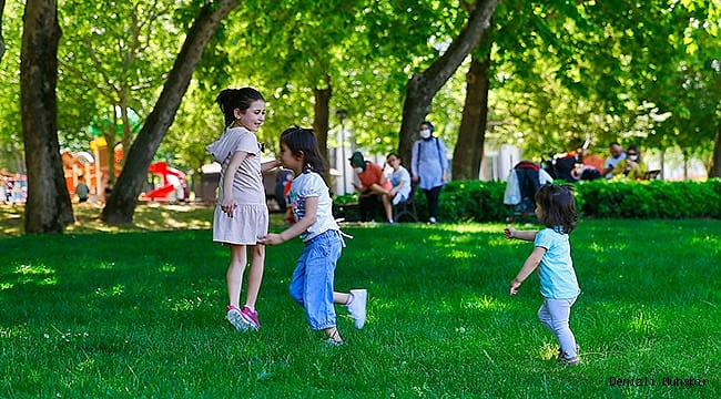 Çocuklar parklarda gönüllerince eğlendi