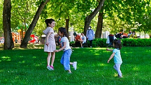 Çocuklar parklarda gönüllerince eğlendi
