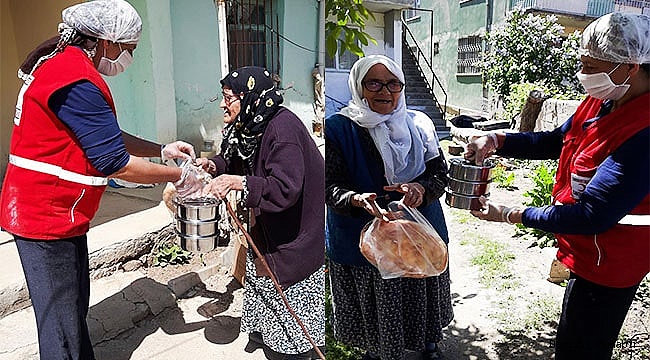 Kızılay ekipleri sıcak yemeğini paylaşıyor