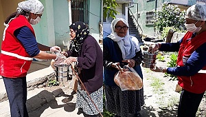Kızılay ekipleri sıcak yemeğini paylaşıyor