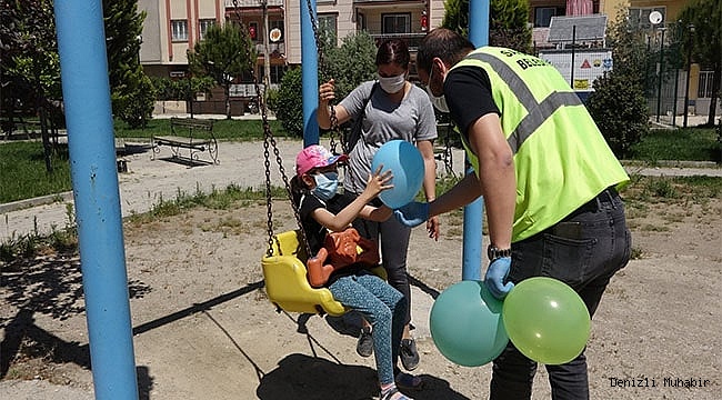 Sarayköy Belediyesi çocukları balon ve maskeyle karşıladı