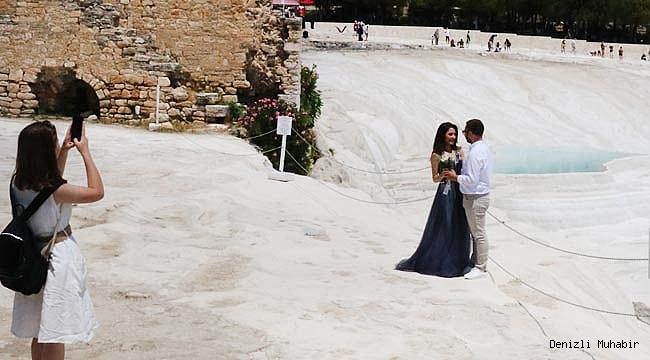 Pamukkale'de ziyaretçi yoğunluğu yaşanıyor