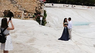 Pamukkale'de ziyaretçi yoğunluğu yaşanıyor