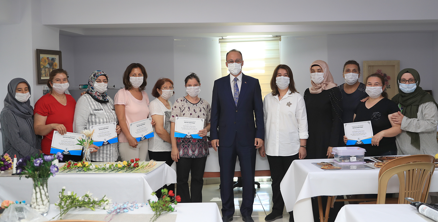 PAMUKKALE’DE EL EMEKLERİ SANAT ESERİNE DÖNÜŞÜYOR