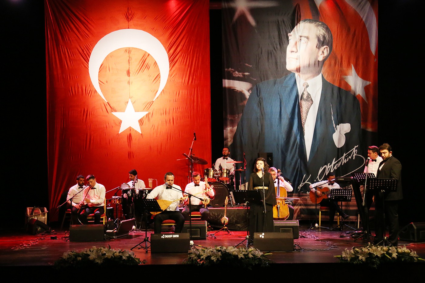 Vatandaşlar evlerinde Zafer Bayramı’nı konser ile yaşadı