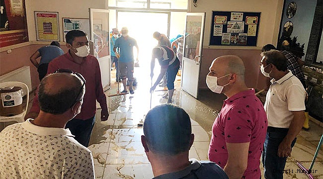Başkan Özbaş, gün boyu sel mağdurlarının yanındaydı