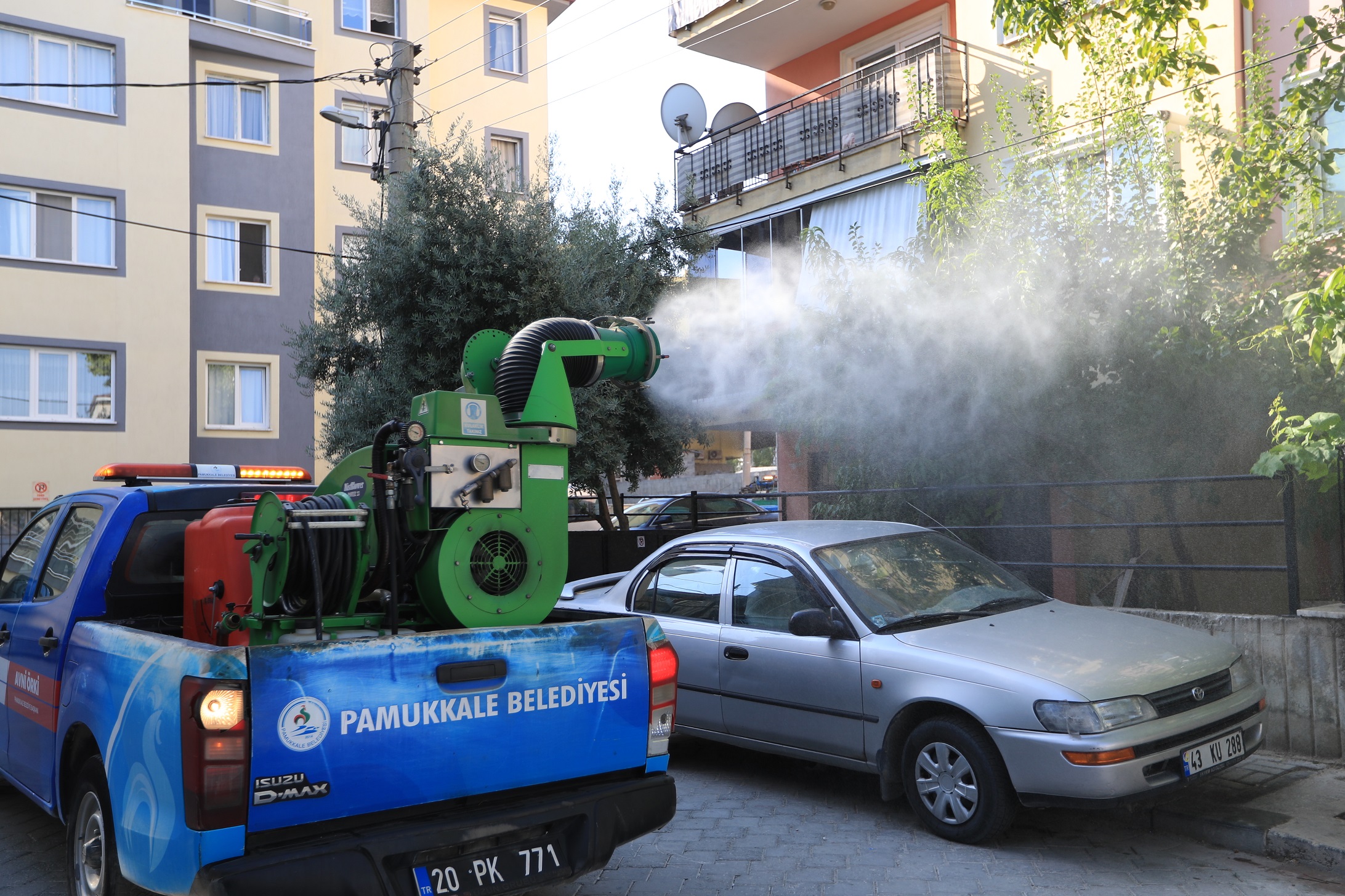 Pamukkale Belediyesi ilaçlamaya devam ediyor