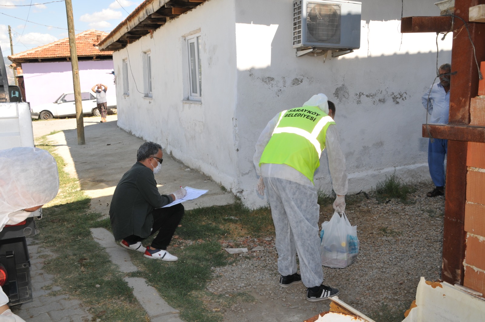 Sarayköy Belediyesi karantina altındaki mahalleye seferber oldu