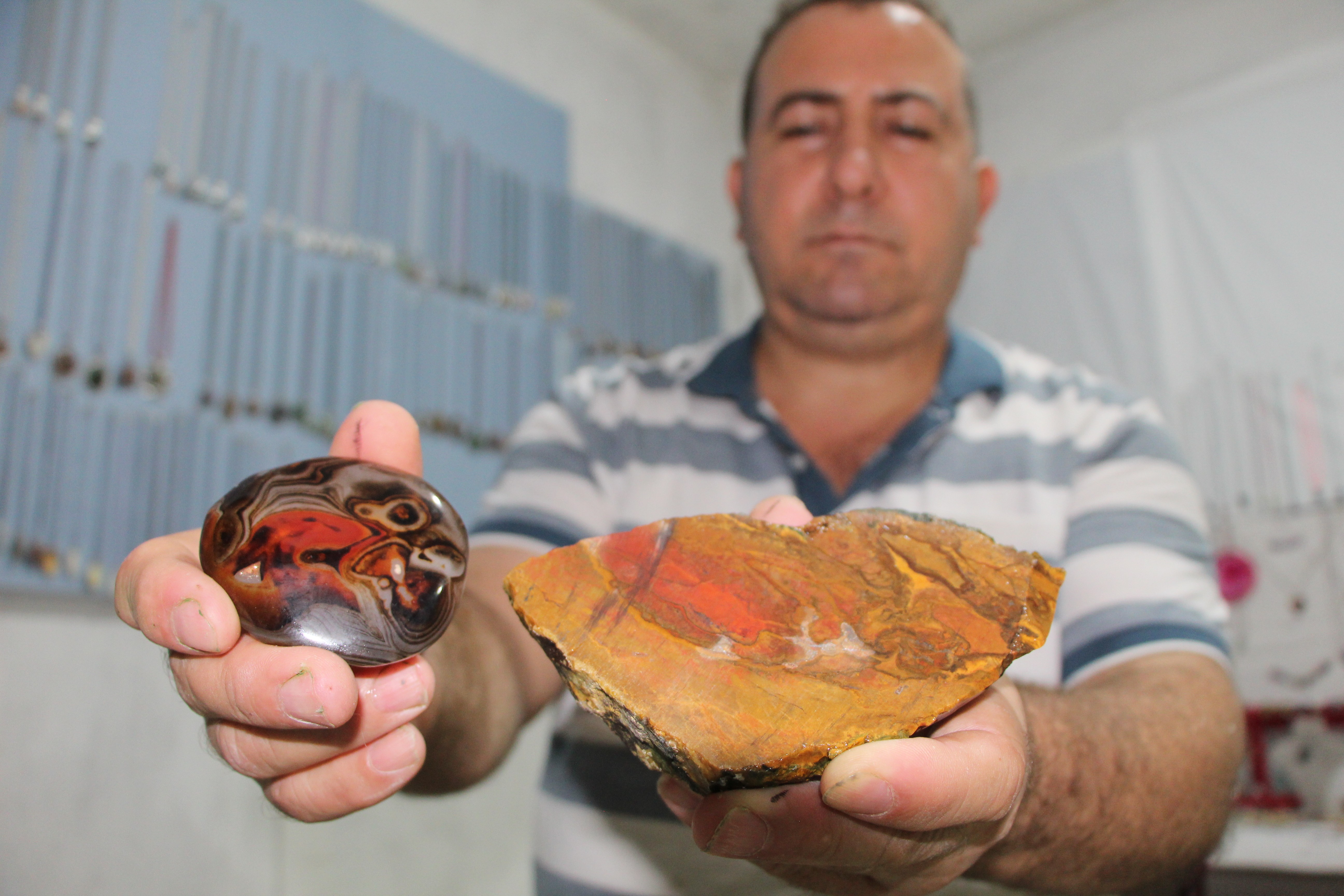 Dağlardan topladığı taş parçalarını göz alıcı güzelliğe dönüştürüyor