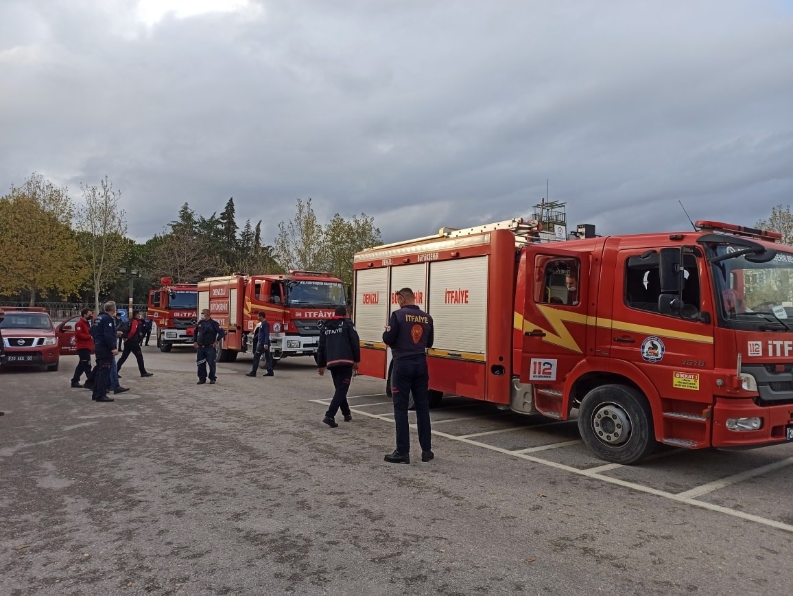 Ege’deki yardım ekipleri İzmir depremi için yola çıktı