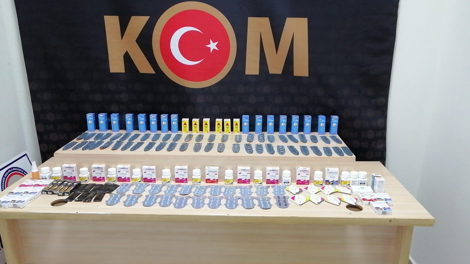 Kaçak ürünleri piyasaya sürmeden yakalandılar