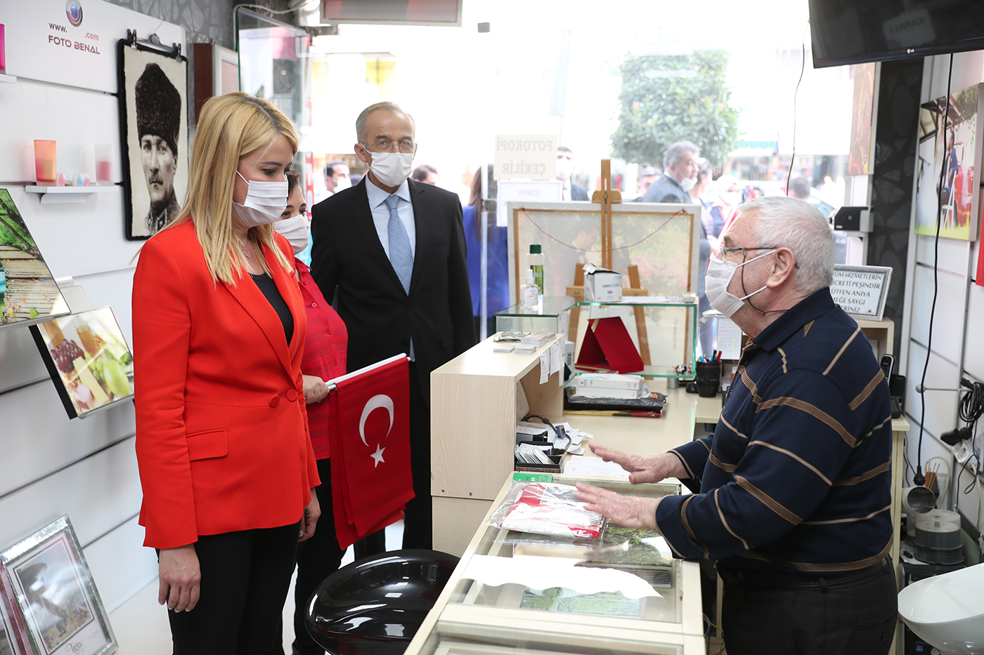 Merkezefendi Belediyesi’nden esnaf ve vatandaşa Türk Bayrağı