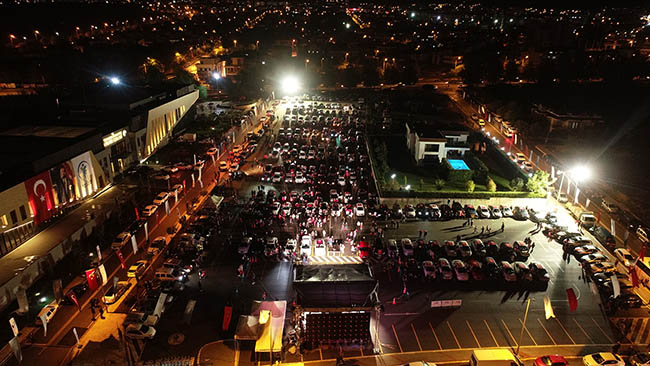 Merkezefendi Belediyesi’nin arabalı konserine yoğun ilgi