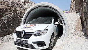Bu altyapı hatlarının içinden otomobil geçiyor