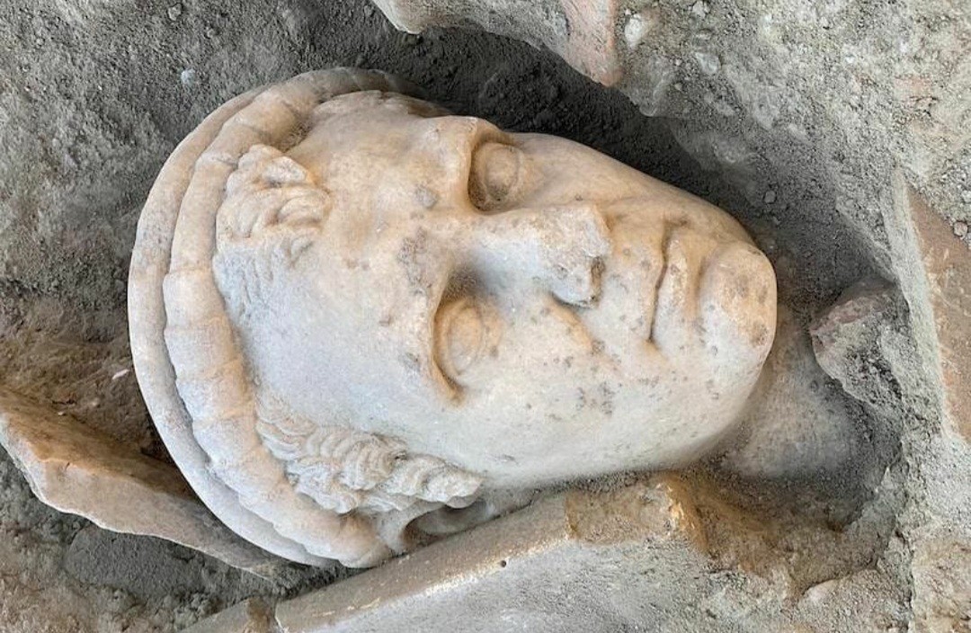 Laodikya'da 2 bin yıllık yıllık rahip heykeli başı bulundu