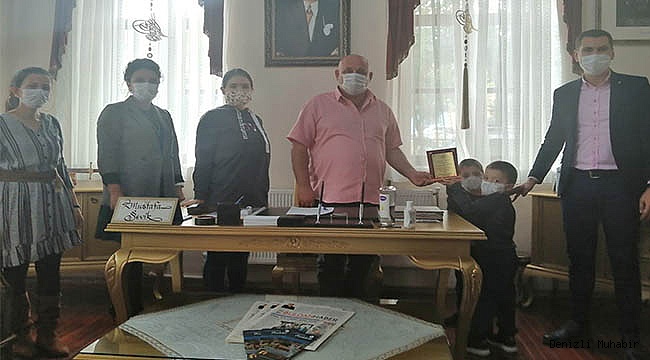 Minik öğrencilerden, Başkan Şevik’e teşekkür plaketi