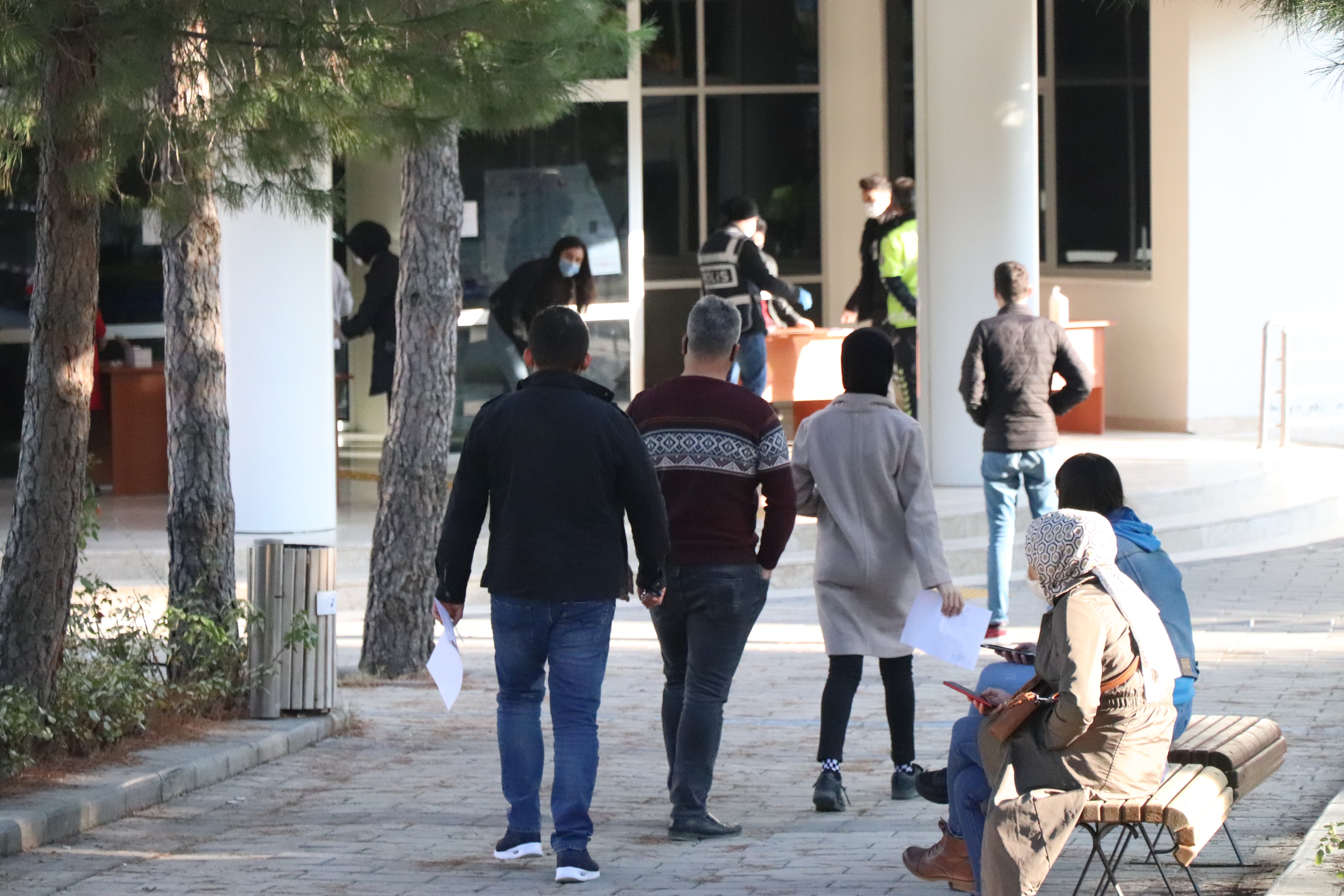 Sokağa çıkma kısıtlamasında KPSS sınav adayları okullara koştu