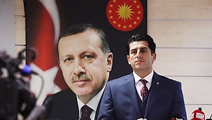 AK Parti İl Başkanlığına atanan Yücel Güngör bayrağı teslim aldı