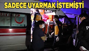 Bahçede ateş yakan yaşlı adamı komşuları taş atarak uyardı