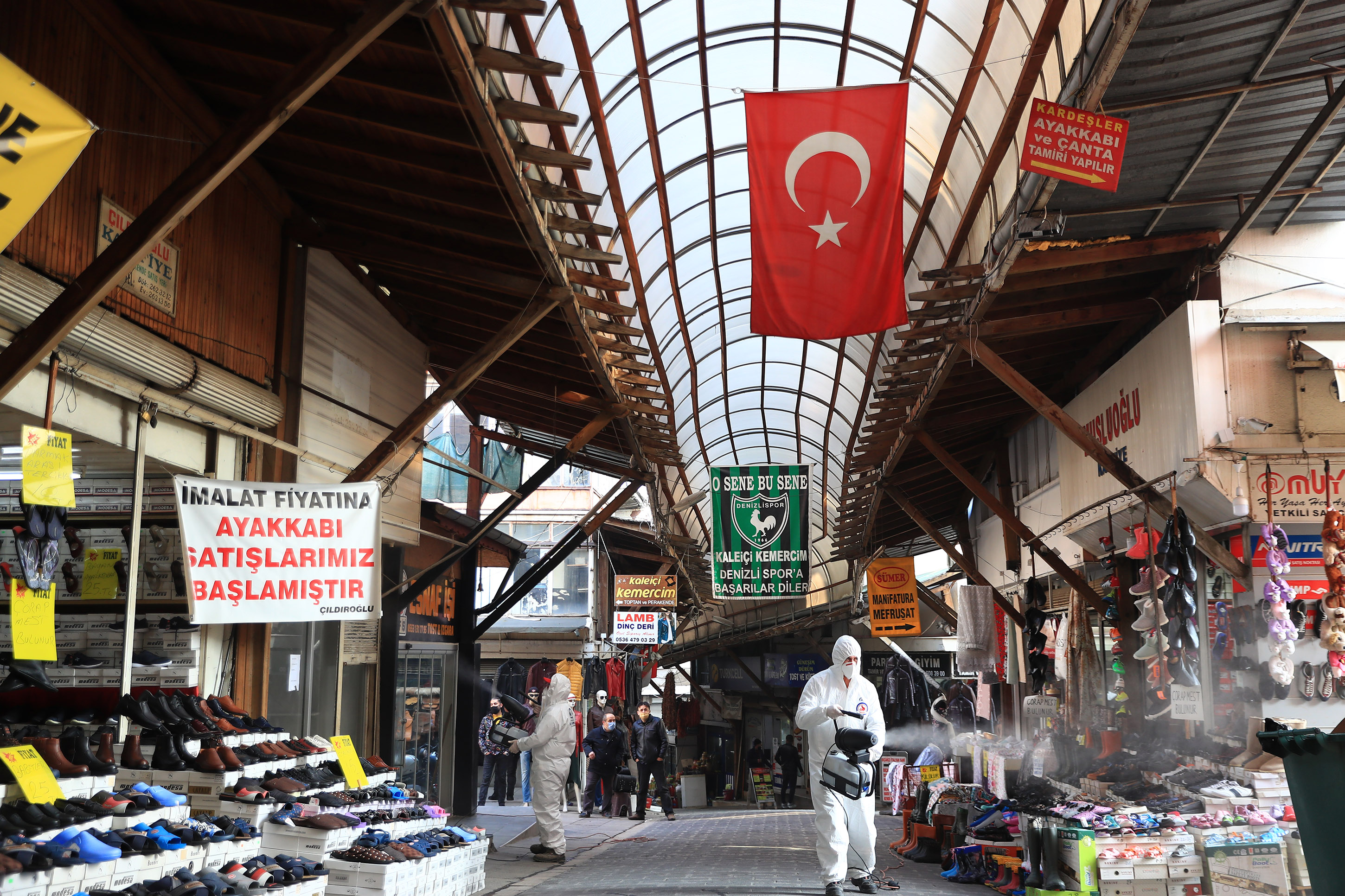 Büyükşehir dezenfekte ekibi tarihi çarşıda