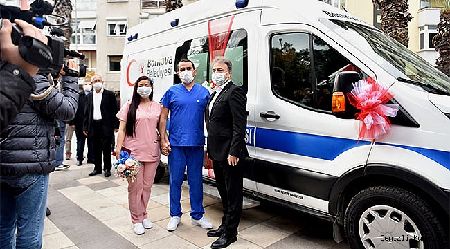 Hemşire önlüğü gelinlik, ambulans ise gelin arabası oldu
