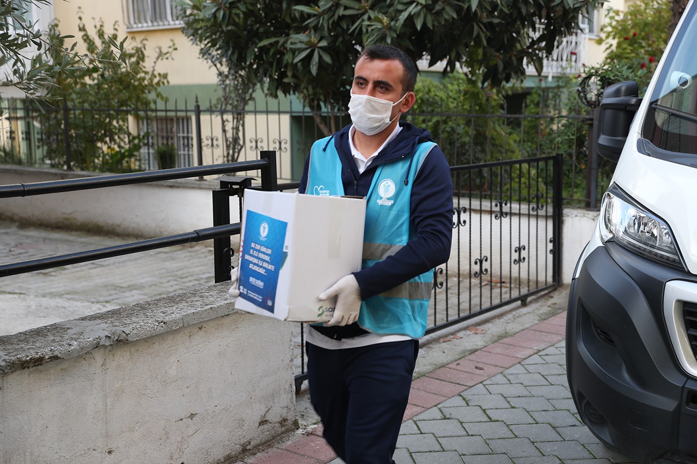 İşyeri kapatan esnaf ve çalışanına gıda kolisi yardımı