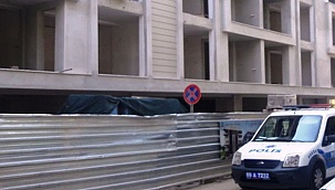 Karantinada olması gerekiyordu, inşaatta çalışırken yakalandı