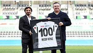 Recep Niyaz, yeşil-siyahlı formayla 100. resmi maçına çıktı