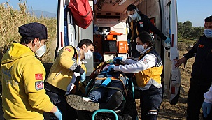 Tarlada çalışan çiftçi,  çaya uçan sürücünün hayatını kurtardı