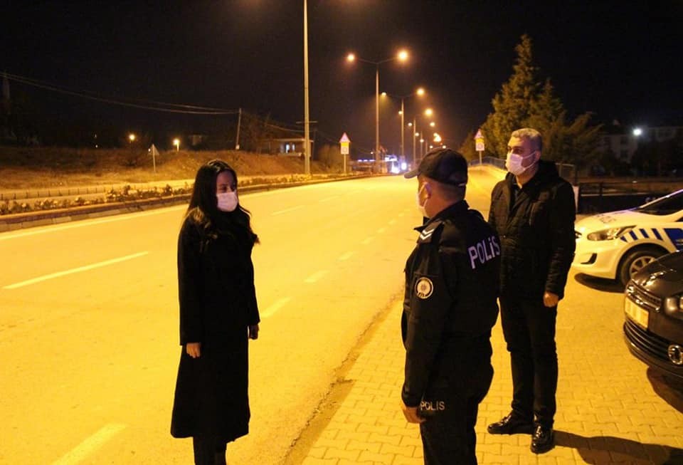 Çal Kaymakamı, görevi başındaki polis ve jandarma ekiplerinin yeni yılını tebrik etti